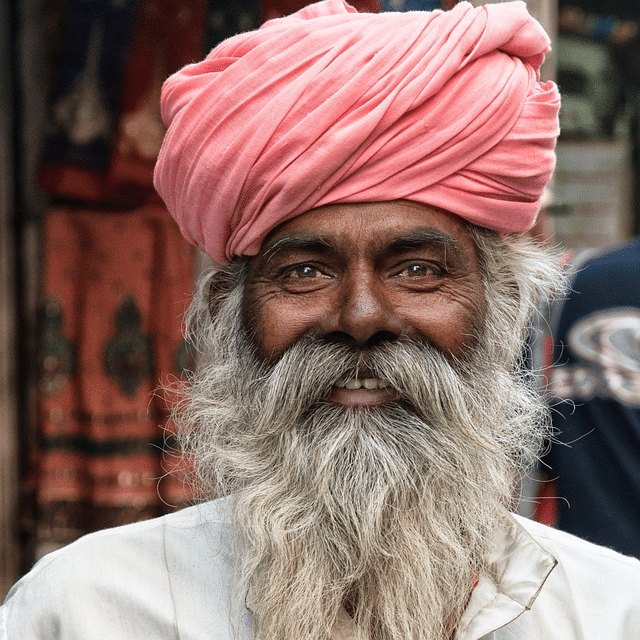 Non-dualité et hindousime en dehors de l'Inde (un homme hindu avec un turban rose).